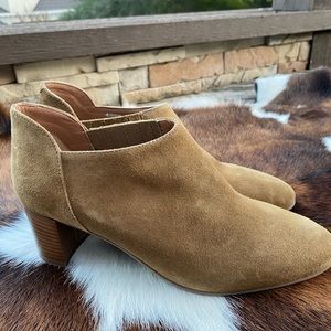 Aquatalia Suede Chelsea Booties SZ 7.5